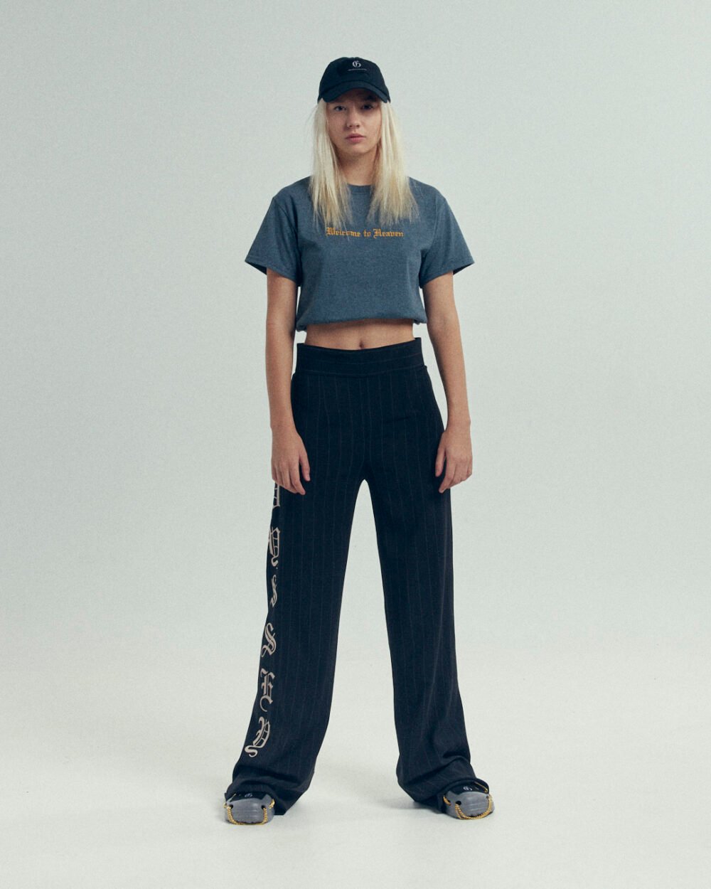 X Crop Top Welcome to Heaven Gris Oscuro y Dorado